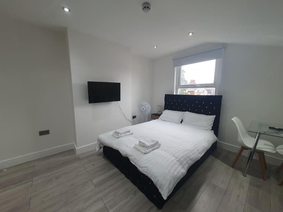 4 Apartment *